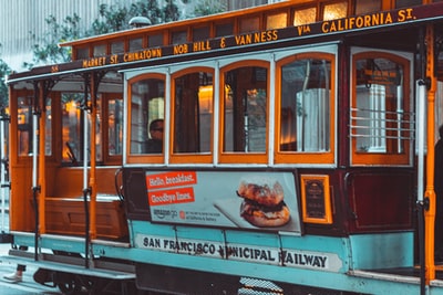 棕色和黄色列车的照片